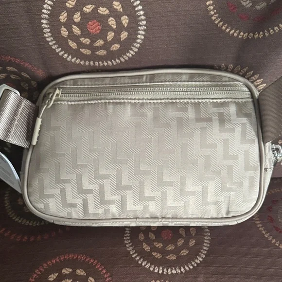 👜 Lululemon Everywhere Belt Bag – L Monogram Jacquard NWT - Picture 2 of 9